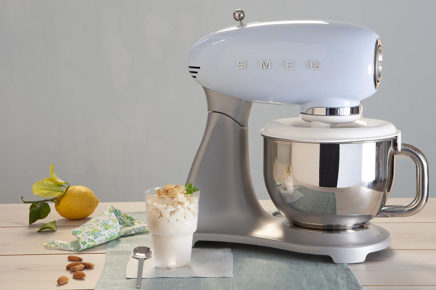 Smeg, Impastatrice Planetaria SMF02PBEU, 10 Velocità, Smooth Start, Ciotola da 4,8 L, Sicurezza Blocco Motore, Frusta Filo, Frusta Piatta, Gancio e Coperchio Versatore in Dotazione, 800W, Azzurro